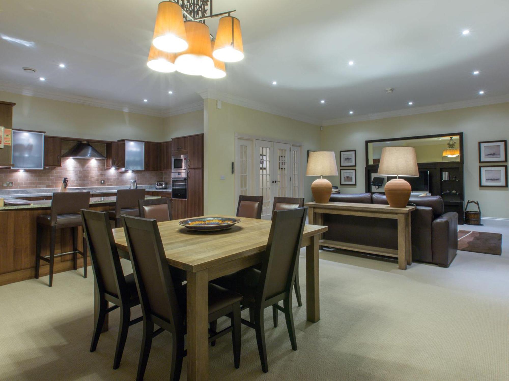 罗蒙湖金美伦堂首选酒店&度假村 亚历山德里亚 外观 照片 A typical apartment interior