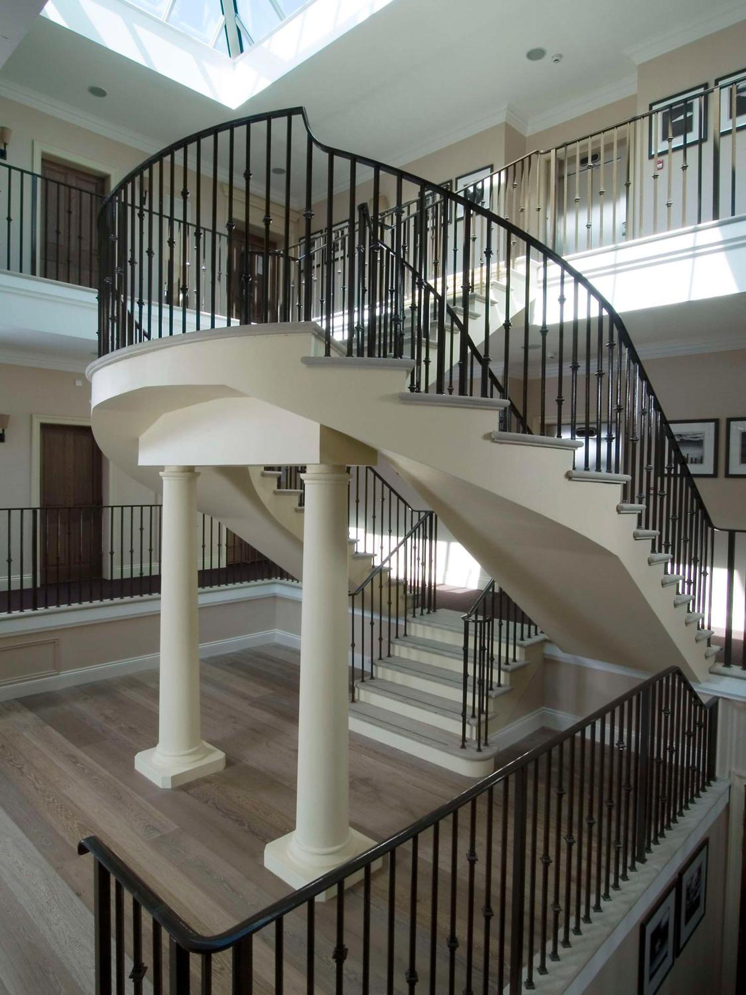 罗蒙湖金美伦堂首选酒店&度假村 亚历山德里亚 外观 照片 A helical staircase