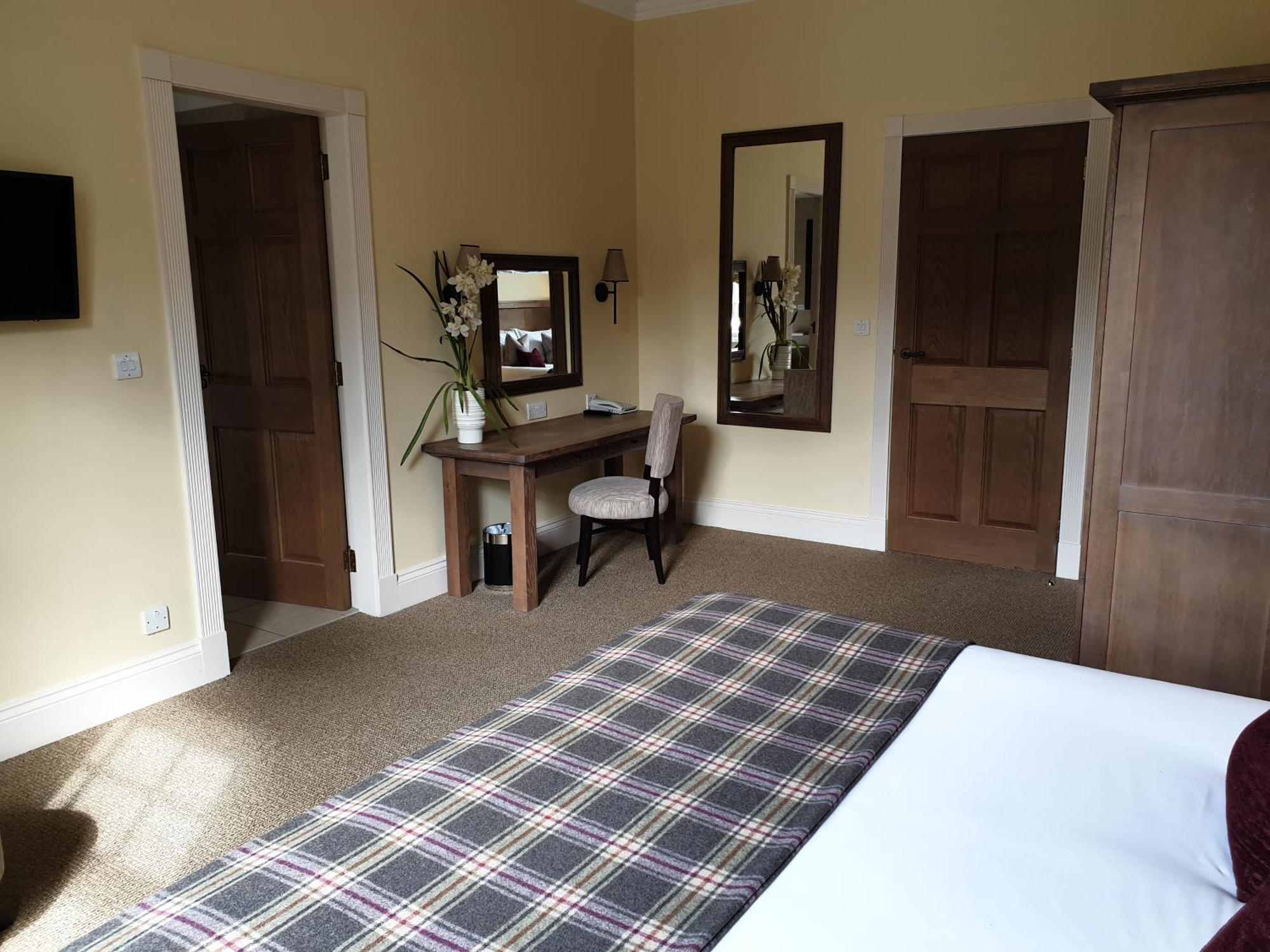 罗蒙湖金美伦堂首选酒店&度假村 亚历山德里亚 外观 照片 A bedroom at the hotel